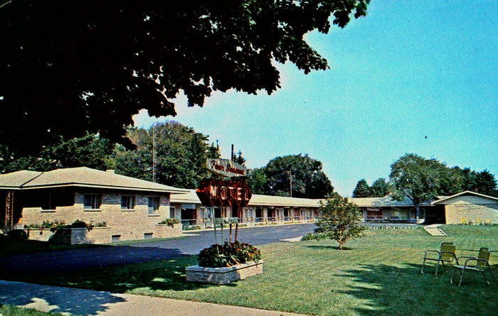 Summers Inn (Four Seasons Motel) - Old Postcard